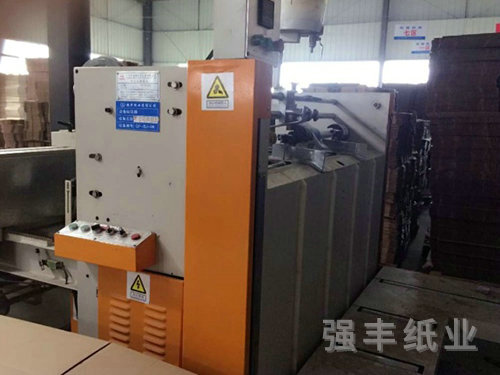 半自動釘箱機/粘箱機1 半自動釘箱機/粘箱機1